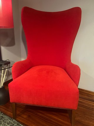 Sillón de chenilla rojo con tachuelas