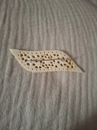 Broche tallado floral