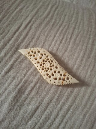 Broche tallado floral