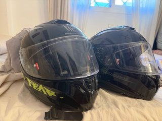 2 Cascos Moto MT Helmets Negros