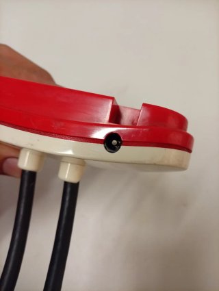 Lámpara de escritorio a pilas roja