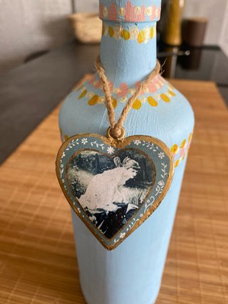 Botella decorada pintada a mano con medalla metal