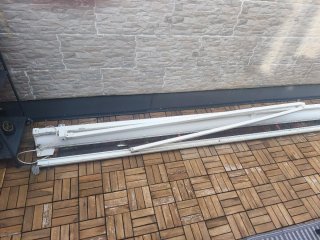 Toldo eléctrico blanco