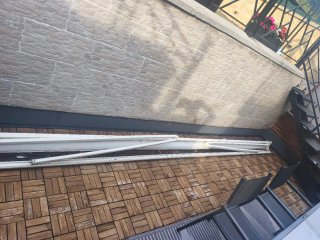 Toldo eléctrico blanco