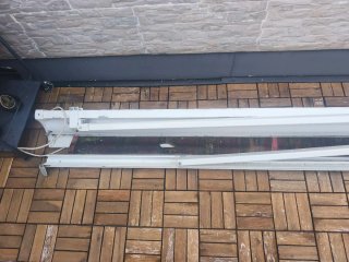 Toldo eléctrico blanco