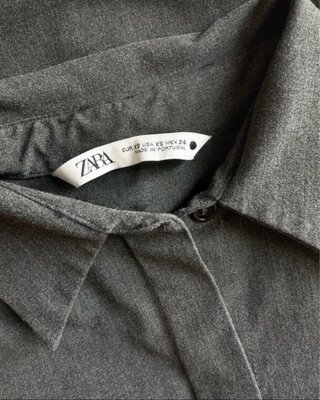 Camisa Zara gris entallada minimal office siren