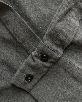 Camisa Zara gris entallada minimal office siren