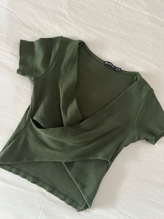 Camiseta Stradivarius verde militar cruzada
