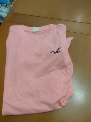Camiseta Hollister rosa chico