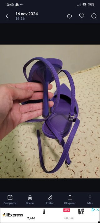 Zapatos de tacón y bolso de fiesta morados