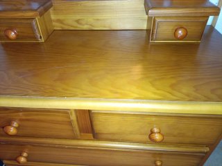 Cómoda de madera con espejo