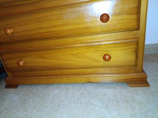 Cómoda de madera con espejo