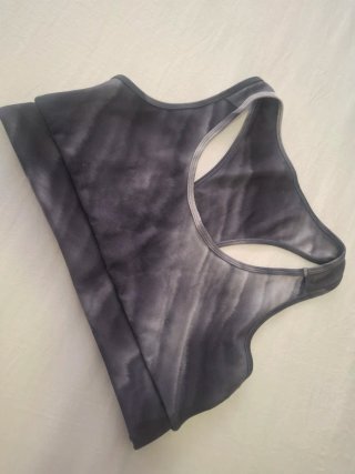 Top deportivo gris tie-dye