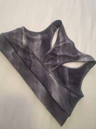 Top deportivo gris tie-dye