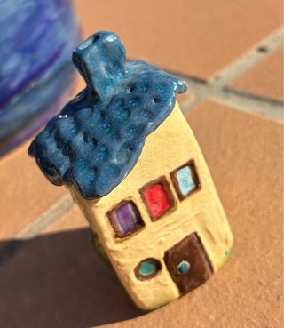 Casita cerámica techo azul