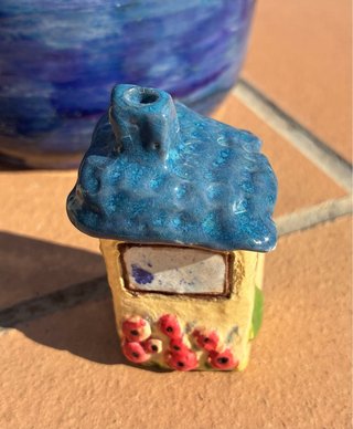 Casita cerámica techo azul
