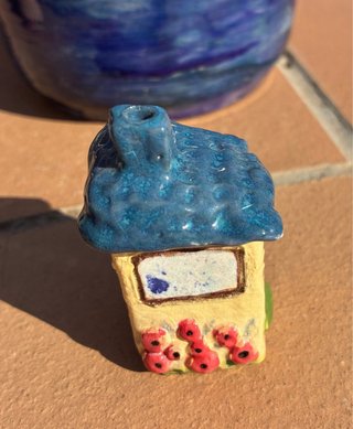 Casita cerámica techo azul