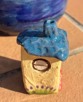 Casita cerámica techo azul