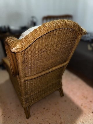 Sillón de mimbre con cojines blancos