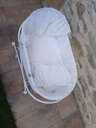 Cuna para bebé con ruedas