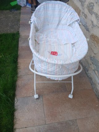 Cuna para bebé con ruedas