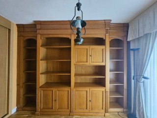 Estantería de madera maciza