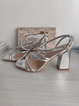 Sandalias plateadas tacón cuadrado