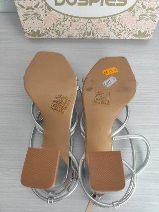 Sandalias plateadas tacón cuadrado