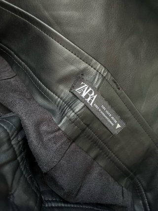 Pantalón polipiel negro culotte