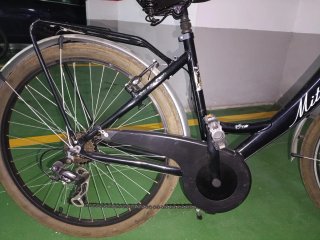 Bicicleta Mitical negra con cesta