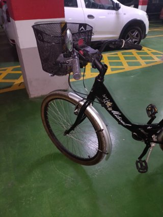 Bicicleta Mitical negra con cesta