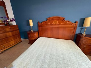 Dormitorio Cerezo: Cama, mesitas y comoda.