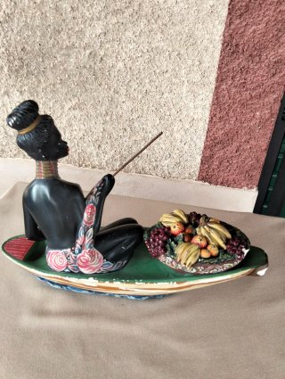 Figura de cerámica mujer en barca