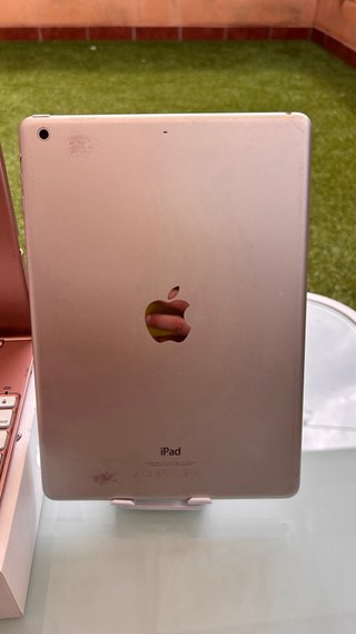 iPad Air con funda teclado rosa