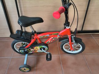 Bicicleta infantil roja con ruedines