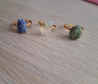 Anelli con pietre blu e verdi