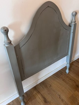 Cabecero de cama de madera gris restaurado