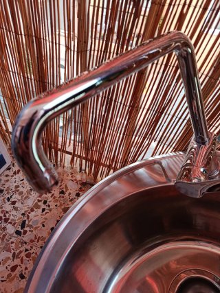 Fregadero de metal con grifo