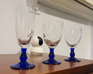 Copas de cristal azul y transparente