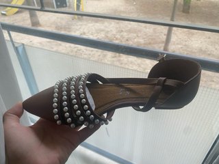 Zapatos planos marrones con perlas, piel de luna