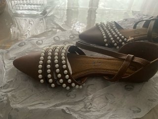 Zapatos planos marrones con perlas, piel de luna