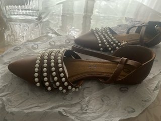Zapatos planos marrones con perlas, piel de luna
