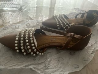 Zapatos planos marrones con perlas, piel de luna