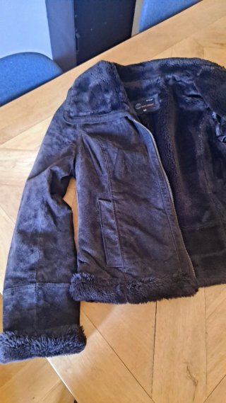 Chaqueta de piel marrón con forro