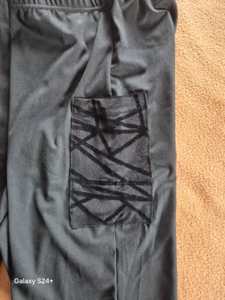 Calções pretos com bolso de lado