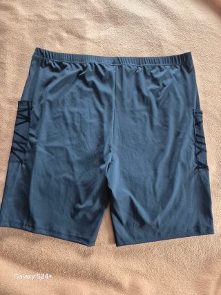 Calções pretos com bolso de lado