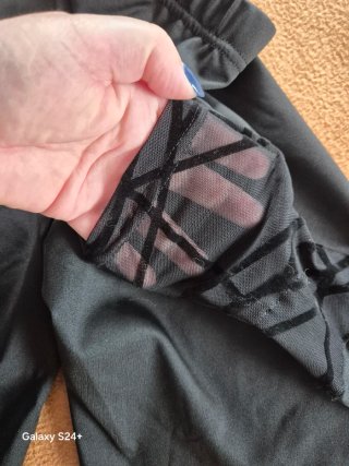 Calções pretos com bolso de lado
