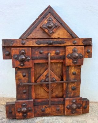 Reja de madera y forja decorativa