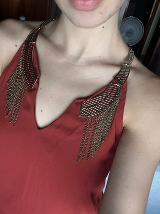 Blusa elegante con detalles dorados