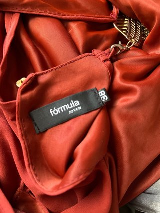 Blusa elegante con detalles dorados